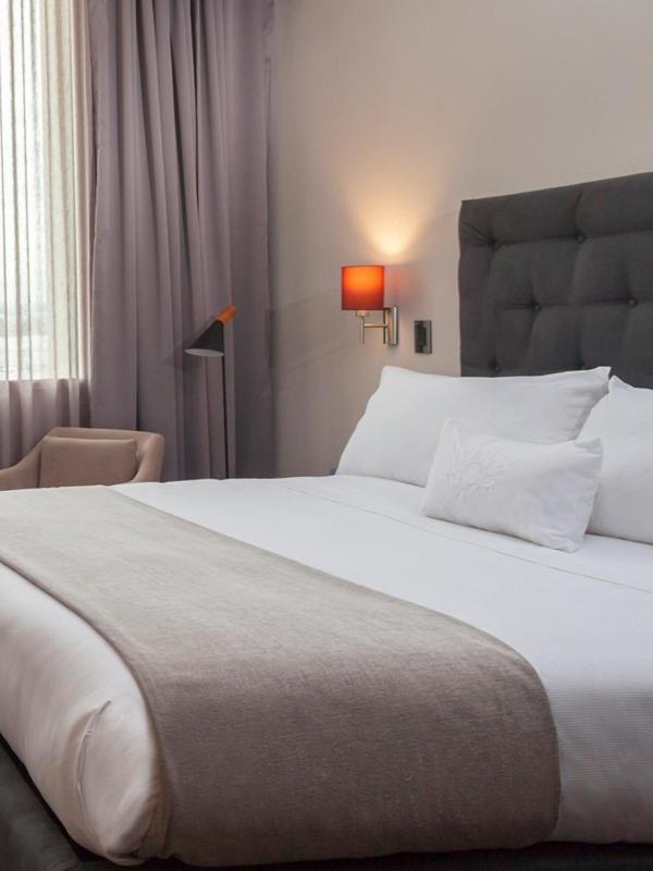 Mds Hotel Chillan Exterior photo A bed with a throw