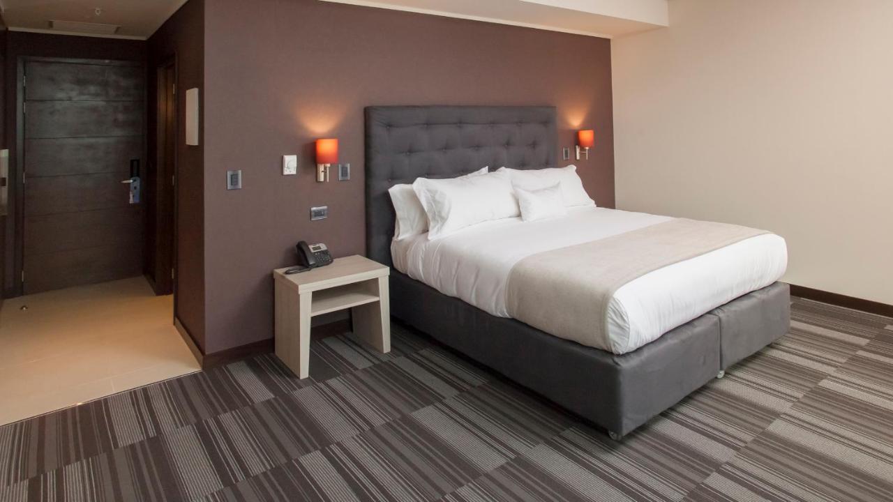 Mds Hotel Chillan Exterior photo A room at the Hilton London Heathrow