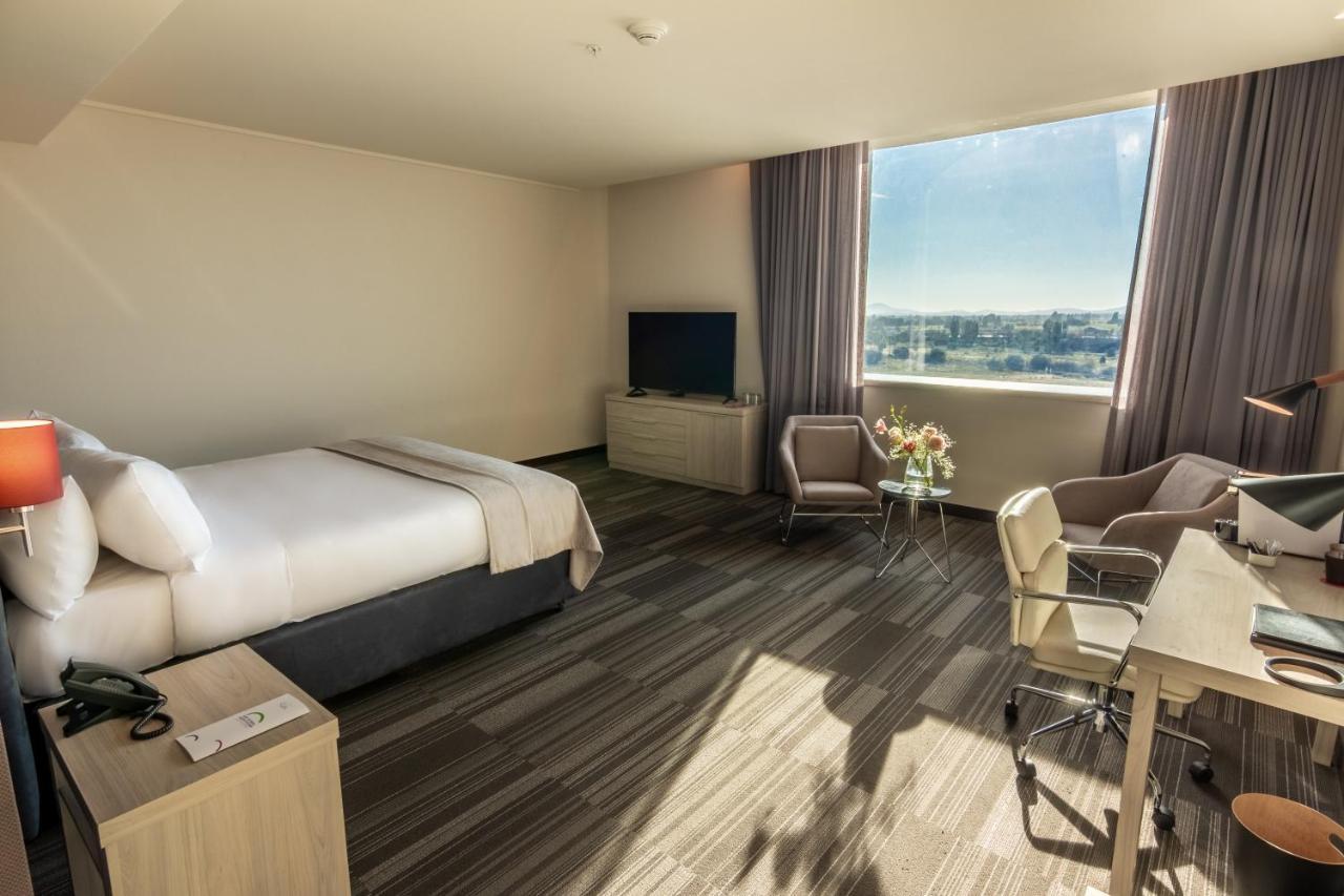 Mds Hotel Chillan Exterior photo A guest room at the Hilton San Diego Bayfront